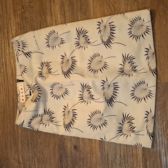 Marni Leaf Embroidered Skirt. Made in Italy - Picture 1 of 11